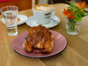 Café con leche y medialunas