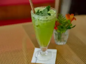 Limonada con menta y jengibre