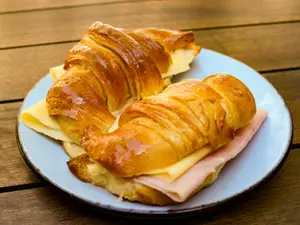 Medialuna De Jamon Y Queso