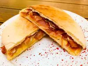 Sándwich de jamón crudo y queso