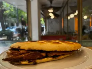 Sandwich de pollo miel mostaza