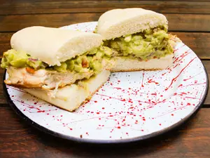 Sándwich de pollo y guacamole