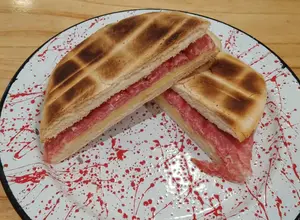 Sándwich de salame y queso