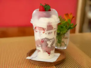 Yogurt con granola, miel y frutos rojos
