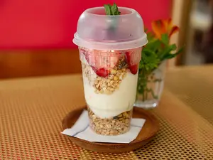 Yogurt con granola y frutas