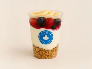 Yogur con frutas y granola