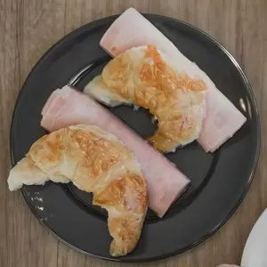 Medialuna con jamón y queso