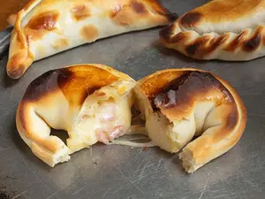 Empanada de jamón y queso