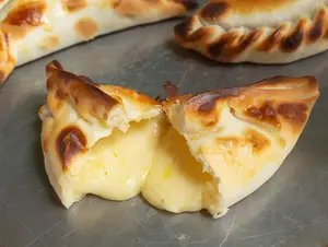 Empanada de queso y cebolla