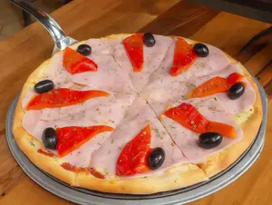 Pizza jamón y morrones