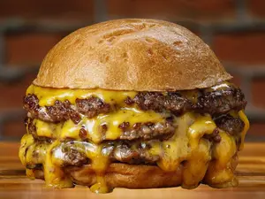 Cheese Burger Triple + Papas Fritas