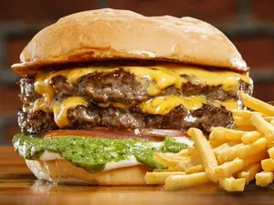 Pesto doble veggie + papas
