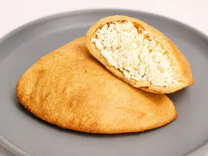 Empanada de queso blanco llam