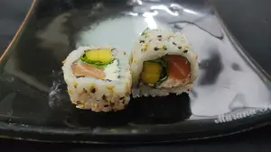 Mango salmón roll (8 unidades)