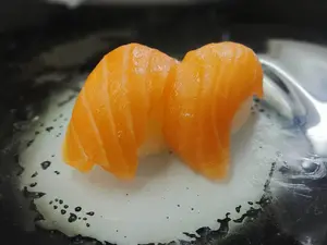 Nigiri de salmón rosado
