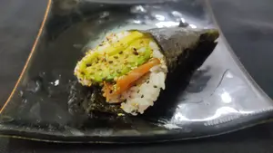 Temaki de salmón.phila y palta
