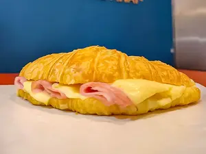 Croissant jamón y queso