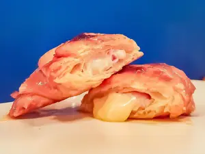 Medialuna de jamón y queso