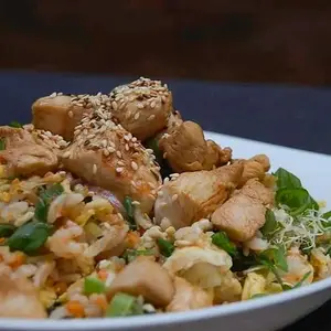 Yakimeshi de pollo