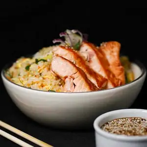 Yakimeshi de salmón