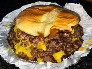 Cheddar triple + papas