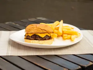 Cheeseburger + Papas Fritas