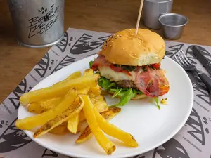 Hamb caperucita + papas fritas