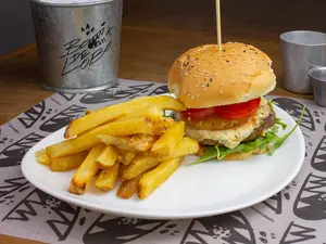 Hamb cerdo agridulce + fritas