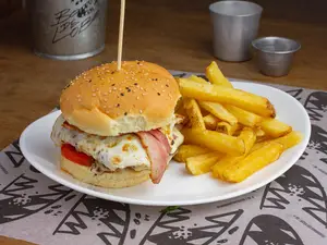 Hamb cerdo barbacoa + fritas