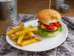 Hamb europea + papas fritas