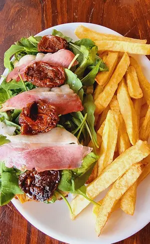 Pizzanesa - prosiutto + fritas