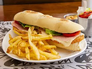 Sánd gigante milanesa + fritas
