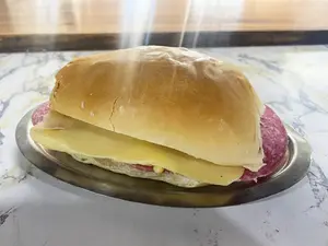 Pebete De Salame Y Queso