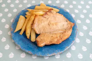 Pechuga grillé con guarnición