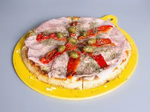 Pizza con jamón y morrón