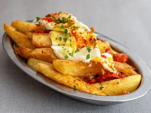 Papas con huevos rotos