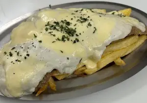 Milanesa suiza, papas fritas