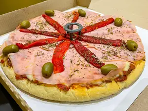 Pizza con jamón y morrón