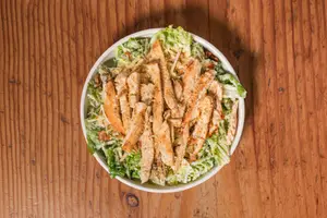 Ensalada caesar con pollo grillado