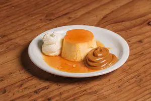 Flan con dulce de leche y crema batida