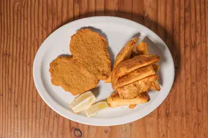Milanesa con papas fritas rústicas
