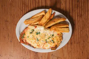 Milanesa napolitana con papas fritas rústicas