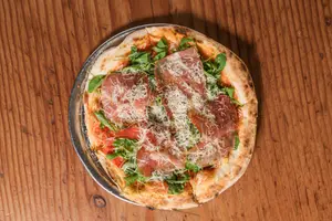 Pizza rúcula, jamón crudo y parmesano