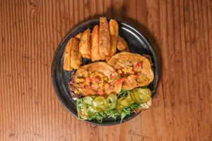 Sándwich de lomo con papas fritas