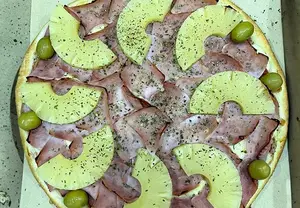 Pizza de jamón crudo y ananá