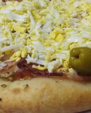 Pizza de jamón crudo y huevo