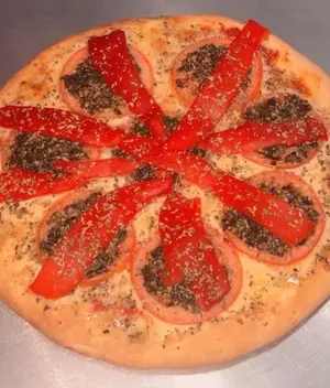 Pizza de jamón crudo y morrón