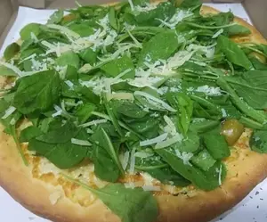 Pizza de rúcula y panceta