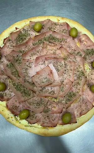 Pizza jamón y provolone