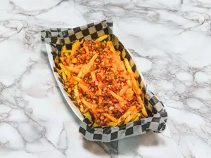 Papas fritas con queso cheddar y bacón
